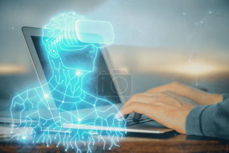 Téléchargez les photos : Hologramme AR avec l'homme travaillant sur ordinateur en arrière-plan. Concept de réalité augmentée. Double exposition. - en image libre de droit