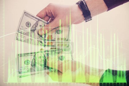 Foto de Multi exposición de gráfico financiero dibujo holograma y EE.UU. billetes de dólares y las manos del hombre. Concepto de análisis
. - Imagen libre de derechos