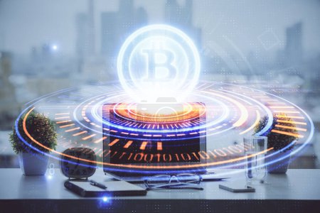 Double exposition de blockchain et crypto économie thème hologramme et table avec fond d'ordinateur. Concept de Bitcoin crypto-monnaie.