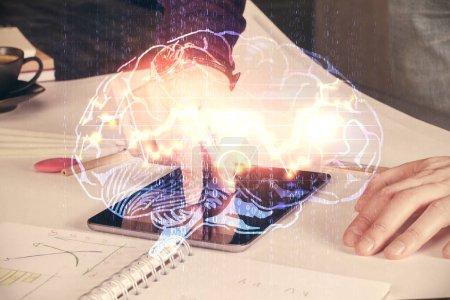 Foto de Doble exposición de la mano del hombre sosteniendo y utilizando un dispositivo digital y el dibujo del holograma cerebral. Concepto de datos. - Imagen libre de derechos