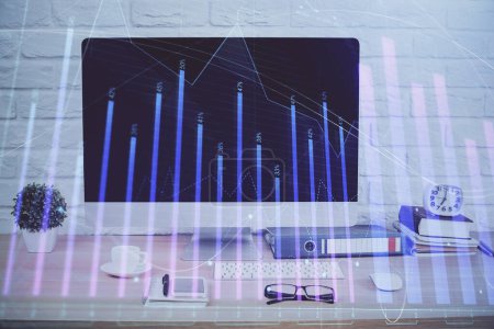 Téléchargez les photos : Hologramme graphique Forex sur la table avec fond d'ordinateur. Double exposition. Concept de marchés financiers. - en image libre de droit