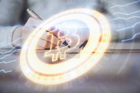 Téléchargez les photos : Crypto-monnaie hologramme sur les mains de la femme écriture fond. Concept de blockchain. Exposition multiple - en image libre de droit