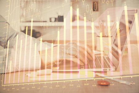 Foto de Doble exposición del gráfico del mercado de valores con el hombre trabajando en el ordenador portátil en el fondo. Concepto de análisis financiero
. - Imagen libre de derechos