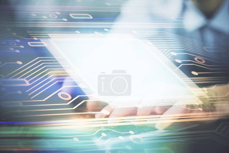 Foto de Multi exposición de datos holograma tema de Internet con el hombre que trabaja en la computadora en segundo plano. Concepto de innovación. - Imagen libre de derechos