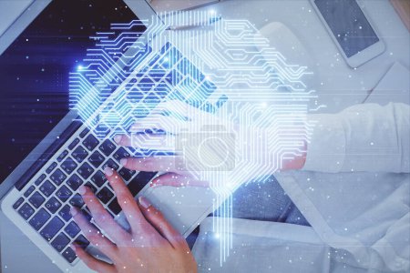 Téléchargez les photos : Double exposition de la femme travaillant sur ordinateur etdessin de l'hologramme du cerveau humain. Vue du dessus. Concept Ai. - en image libre de droit