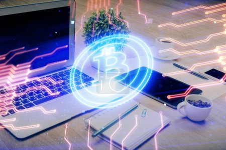 Téléchargez les photos : Double exposition de blockchain et crypto économie thème hologramme et table avec fond d'ordinateur. Concept de Bitcoin crypto-monnaie. - en image libre de droit