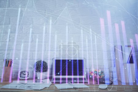 Foto de Holograma gráfico del mercado Forex y antecedentes personales de la computadora. Exposición múltiple. Concepto de inversión. - Imagen libre de derechos