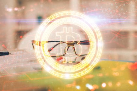 Téléchargez les photos : Crypto thème hologramme avec des lunettes sur le fond de la table. Concept de blockchain. Double exposition. - en image libre de droit
