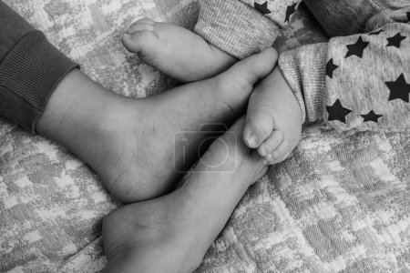 Téléchargez les photos : Noir et blanc photo classique, jambes d'en haut petits enfants - en image libre de droit