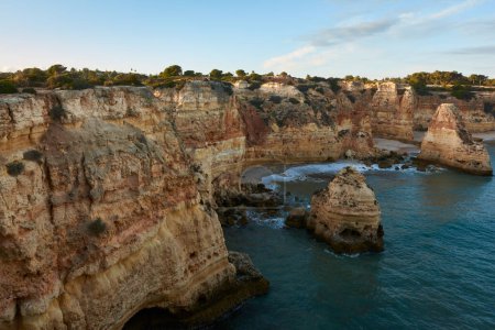 Téléchargez les photos : Vue sur la Praia da Marinha et la Praia da Mesquita à Lagoa avec de belles falaises et rochers calcaires. Portugal - en image libre de droit