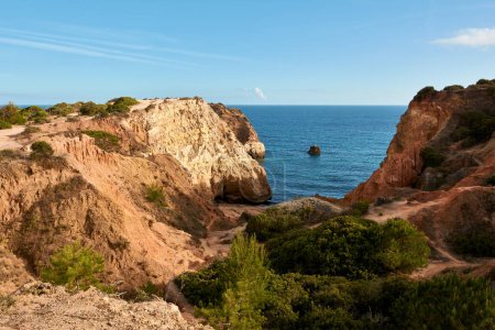 Téléchargez les photos : Beautiful view of small canyon with red-colored rocks and hideaway beach Praia Joao de Arens in Algarve region, Portugal - en image libre de droit