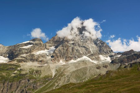 Téléchargez les photos : La face sud du Mont Cervin. Vue de Breuil-Cervinia en Italie - en image libre de droit