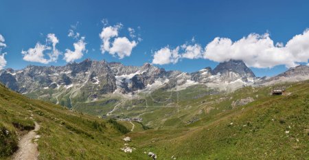 Téléchargez les photos : Panoramic view of the Matterhorn mountain ridge near Breuil-Cervinia, Italy - en image libre de droit