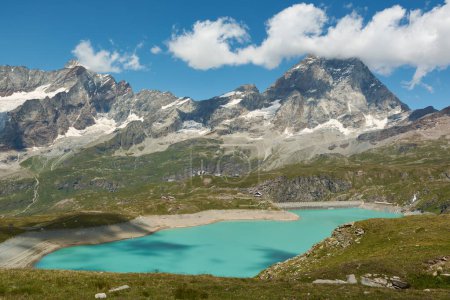 Téléchargez les photos : Le Mont Cervin et le lac Lago del Goillet en Breuil-Cervinia, Italie - en image libre de droit