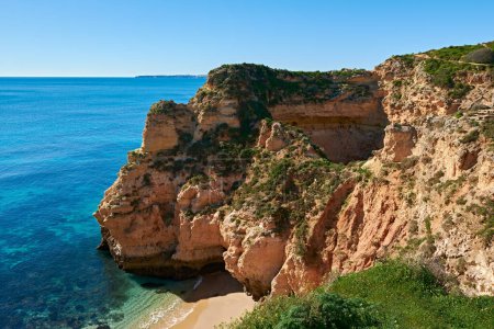 Téléchargez les photos : Belle plage isolée et une immense caverne dans la roche calcaire. Région de l'Algarve, Portugal - en image libre de droit