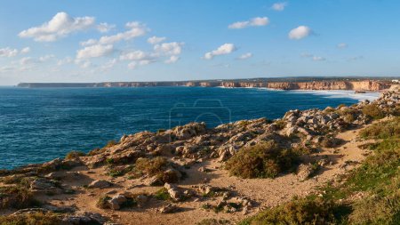 Foto de Vista panorámica de la costa occidental de la región del Algarve en Portugal. Praia do Tonel y Cabo de Sao Vicente al fondo - Imagen libre de derechos