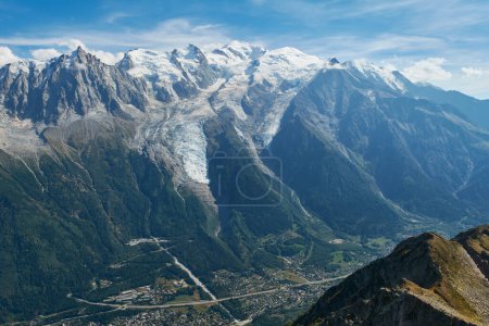 Téléchargez les photos : Mont Blanc et Aiguille du Midi. Été en Rhône-Alpes, France - en image libre de droit