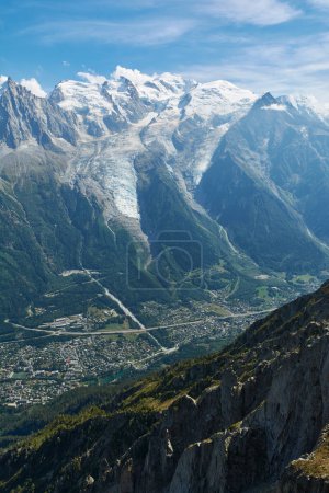 Téléchargez les photos : Massif Mont Blanc et Chamonix village au pied de celui-ci. Alpes du Rhône, France - en image libre de droit