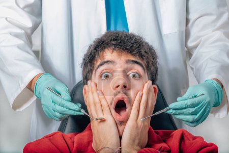Téléchargez les photos : Patient effrayé chez le dentiste - en image libre de droit