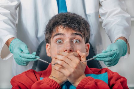 Téléchargez les photos : Scared patient at the dentist - en image libre de droit