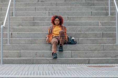 Téléchargez les photos : Afro américaine fille dans les escaliers dans la rue - en image libre de droit