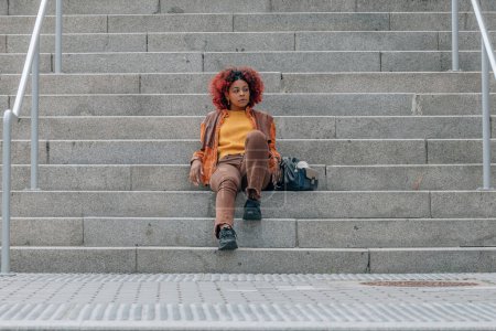 Téléchargez les photos : Afro américaine fille dans les escaliers dans la rue - en image libre de droit