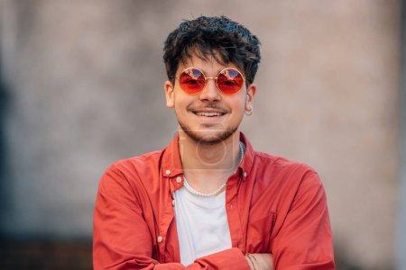 Téléchargez les photos : Portrait de jeune homme avec des lunettes de soleil - en image libre de droit
