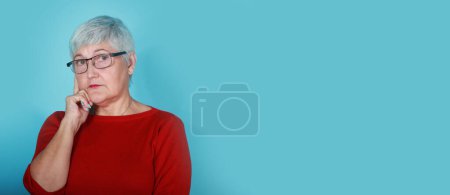Téléchargez les photos : Senior femme 60s isolé sur fond de couleur - en image libre de droit
