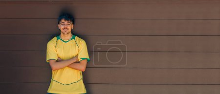 Téléchargez les photos : Portrait de jeune homme en chemise de sport - en image libre de droit