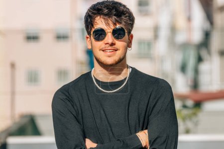 Téléchargez les photos : Jeune homme urbain portrait avec des lunettes de soleil - en image libre de droit