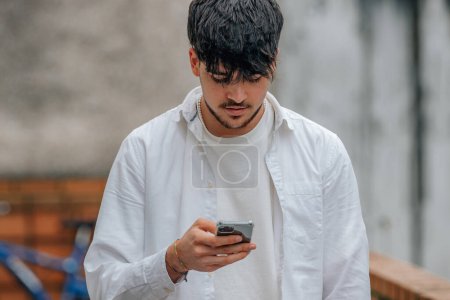 Foto de Hombre joven con teléfono móvil al aire libre - Imagen libre de derechos