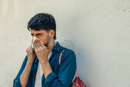 jeune homme avec un rhume ou une réaction allergique
