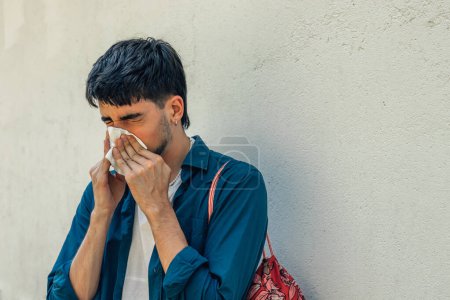 junger Mann mit Erkältung oder allergischer Reaktion