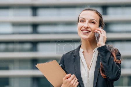 portrait extérieur de femme d'affaires parlant au téléphone