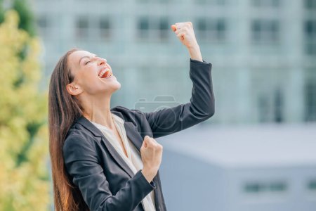 mujer de negocios emocionada celebrando el éxito