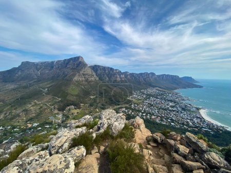 Foto de Vista del espacio urbano, la montaña de la mesa y la costa desde el borde del pico Lions Head, Ciudad del Cabo, Sudáfrica. - Imagen libre de derechos