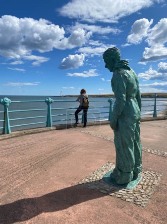 Foto de Montrose, Escocia - 4 de agosto de 2022: La escultura de William Lamb The Minesweeper at Montrose beach front Splash área, Montrose, Angus, Escocia - Imagen libre de derechos