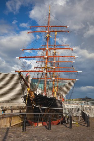 Téléchargez les photos : Dundee, Écosse - 4 août 2022 : Navire à vapeur RRS Discovery utilisé pour la recherche antarctique qui est exposé dans un musée à Dundee, Écosse - en image libre de droit
