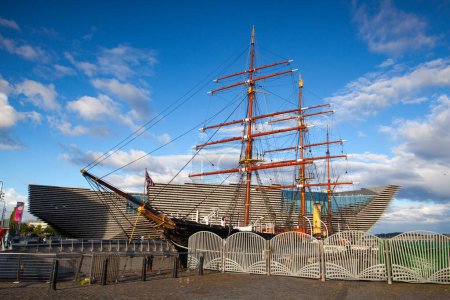 Téléchargez les photos : Dundee, Écosse - 4 août 2022 : Navire à vapeur RRS Discovery utilisé pour la recherche antarctique qui est exposé dans un musée à Dundee, Écosse - en image libre de droit