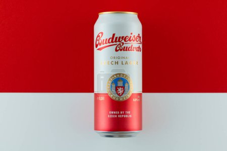 Foto de Praga, República Checa - 3 de mayo de 2023: Cerveza Budweiser Budvar fría de aluminio sobre fondo rojo y blanco. Budweiser está hecho por Budweiser Budvar en República Checa - Imagen libre de derechos