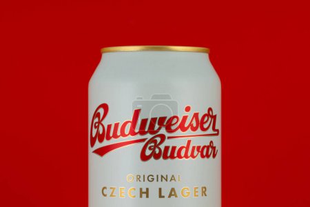 Foto de Cerveza Budweiser Budvar fría de aluminio sobre fondo rojo. - Imagen libre de derechos