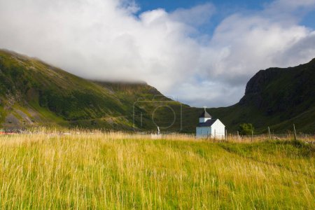 Téléchargez les photos : Petite chapelle blanche sur le cimetière près de Bostad, île de Lofoten, Norvège - en image libre de droit