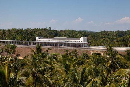 Téléchargez les photos : Gare moderne à Dickwella, Sri Lanka. Vue depuis le temple Wewurukannala Vihara. - en image libre de droit