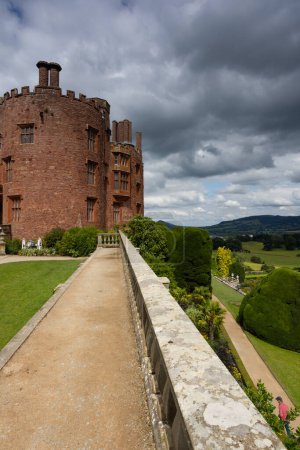 Foto de Welshpool, Gran Bretaña - 31 de agosto de 2023: Castillo de Powis y jardines. Powis es un castillo galés construido por un príncipe galés - Imagen libre de derechos