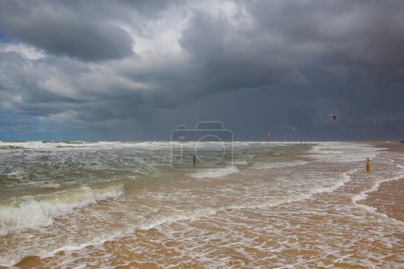 Téléchargez les photos : Sur l'incroyable plage de Lakolk après de fortes pluies. Cette plage est la plage après de fortes pluies, Jutland, Danemark. Cette plage est préférée pour le kiteboard, le surf, etc.
. - en image libre de droit