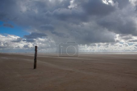 Windwirbel voller Sand und Wasser am fantastischen Sonderstrand, Halbinsel Romo, Jütland, Dänemark.