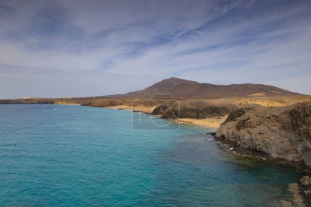 Téléchargez les photos : Plage de Papagayo, une plage en forme de coquille, l'une des plages les plus populaires de l'île de Lanzarote - en image libre de droit