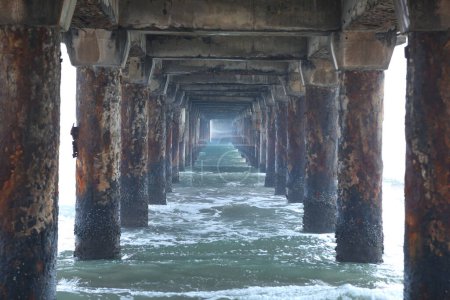 Téléchargez les photos : Vieux pont dans la mer - en image libre de droit