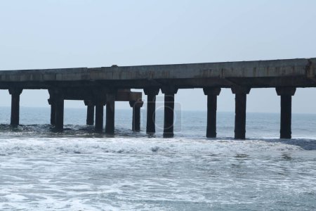 Téléchargez les photos : Vieux pont dans la mer - en image libre de droit