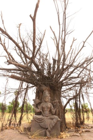 Foto de Hindu God Statue at tree - Imagen libre de derechos